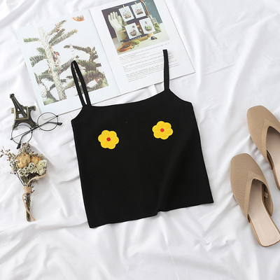 Vékony pántokkal és applikációkkal ellátott női felső, több színben