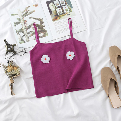 Vékony pántokkal és applikációkkal ellátott női felső, több színben