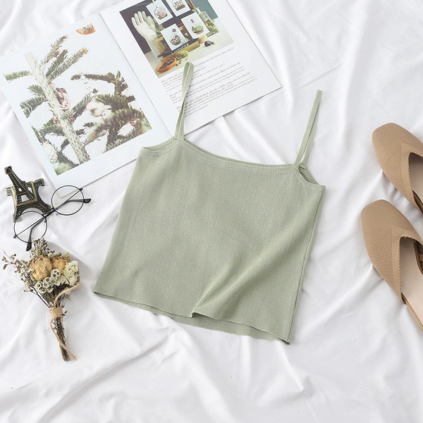 Vékony pántokkal és applikációkkal ellátott női felső, több színben