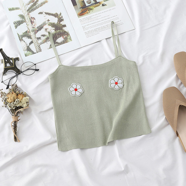 Vékony pántokkal és applikációkkal ellátott női felső, több színben