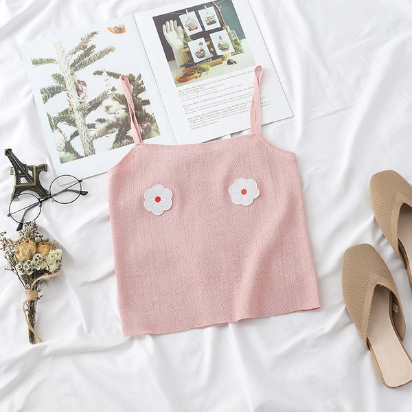 Vékony pántokkal és applikációkkal ellátott női felső, több színben