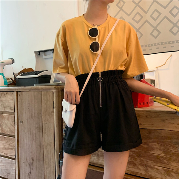 Къси дамски панталони с висока талия и цип в черен и бежов цвят