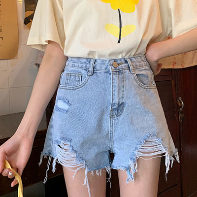 Divatos farmer rövidnadrág szakadt motívumokkal, magas derékkal, világos színben