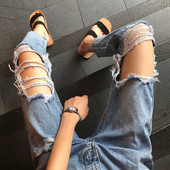 Blugi de dama moderni cu motive rupte si talie inalta de culoare deschisa