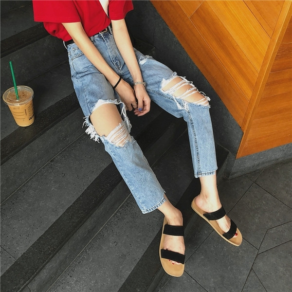 Blugi de dama moderni cu motive rupte si talie inalta de culoare deschisa