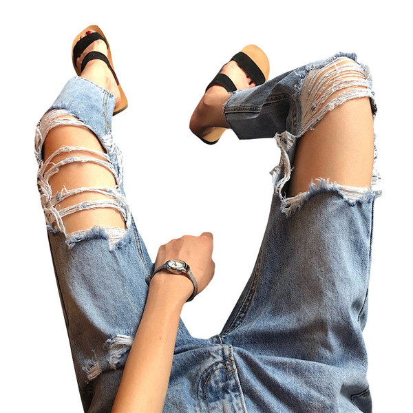 Blugi de dama moderni cu motive rupte si talie inalta de culoare deschisa