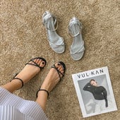 Sandale delicate de dama cu bretele subtiri de culoare neagra si argintie