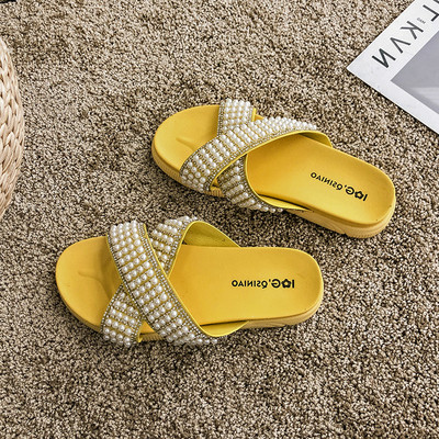 Modern női csehek bézs és sárga gyöngyökkel - két modell