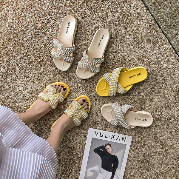 Modern női csehek bézs és sárga gyöngyökkel - két modell