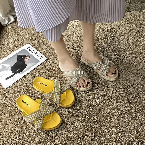 Modern női csehek bézs és sárga gyöngyökkel - két modell