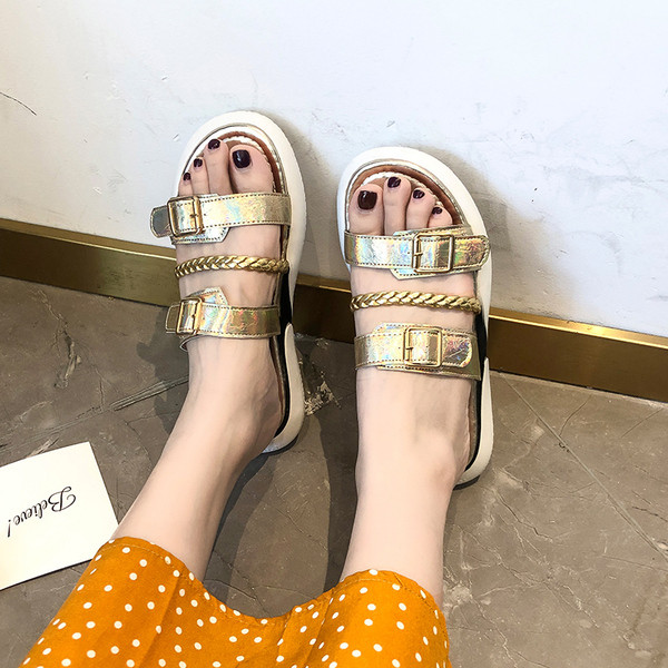 Alkalmi női szandál fém csattal több színben