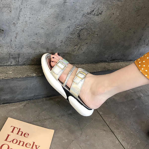 Alkalmi női szandál fém csattal több színben