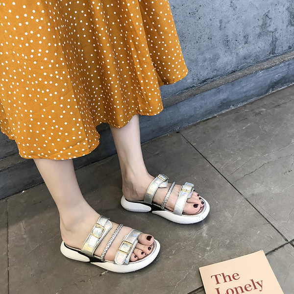 Alkalmi női szandál fém csattal több színben