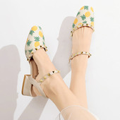 Alkalmi női cipő fűzőlyukkal és színes mintával bézs és fehér színben