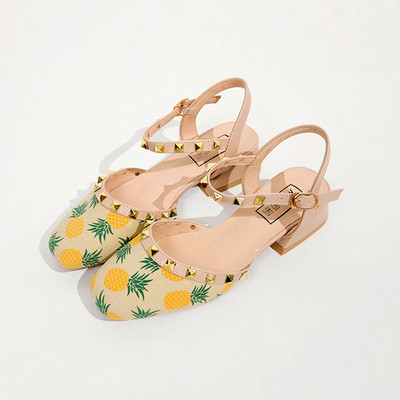 Alkalmi női cipő fűzőlyukkal és színes mintával bézs és fehér színben