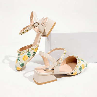 Alkalmi női cipő fűzőlyukkal és színes mintával bézs és fehér színben