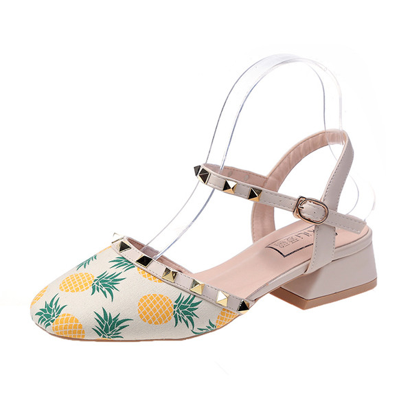 Alkalmi női cipő fűzőlyukkal és színes mintával bézs és fehér színben