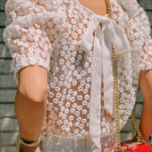 Bluză de damă modernă în alb cu o panglică