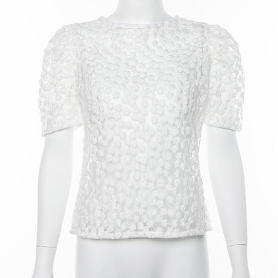 Bluză de damă modernă în alb cu o panglică