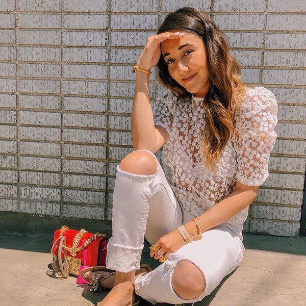 Bluză de damă modernă în alb cu o panglică