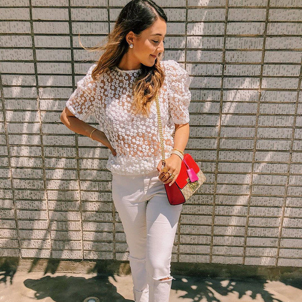 Bluză de damă modernă în alb cu o panglică