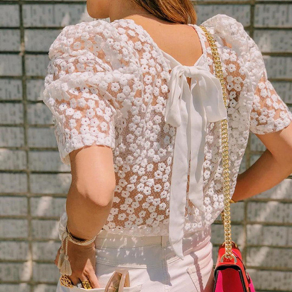 Bluză de damă modernă în alb cu o panglică