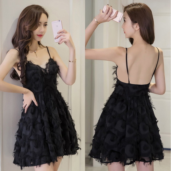 Stílusos női ruha modell vékony fekete-fehér pántokkal