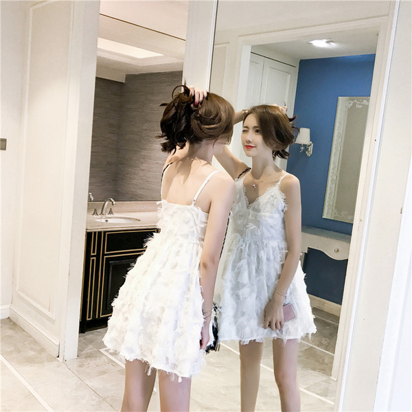 Stílusos női ruha modell vékony fekete-fehér pántokkal