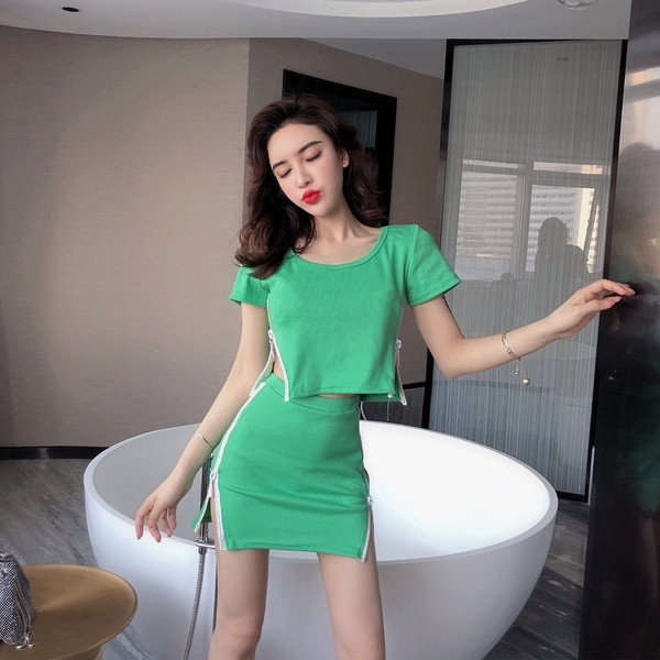 Modern női szett zöld és fekete cipzáras pólóval és szoknyával