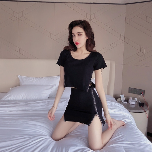 Modern női szett zöld és fekete cipzáras pólóval és szoknyával