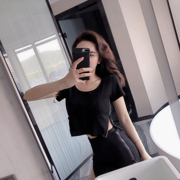 Modern női szett zöld és fekete cipzáras pólóval és szoknyával