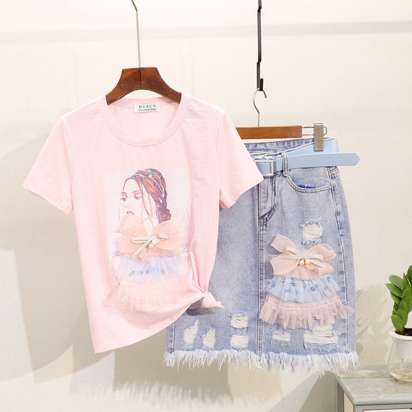 Set de damă de ultimă generație, care include un tricou și o fustă din denim în mai multe culori