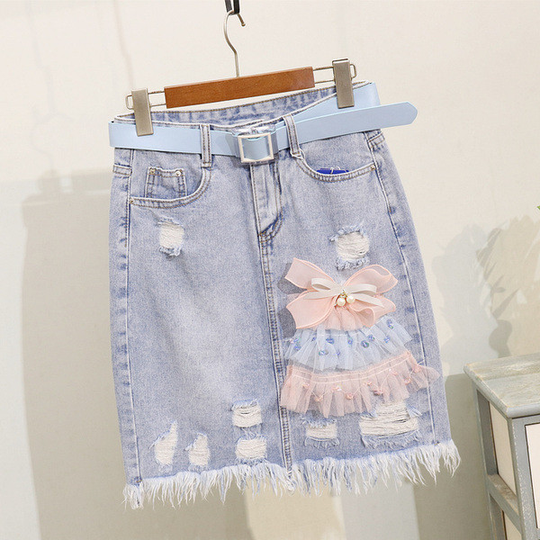 Set de damă de ultimă generație, care include un tricou și o fustă din denim în mai multe culori