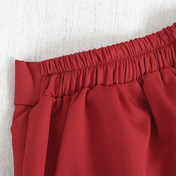 Модерен дамски комплект включващ цветна риза и къси панталони в червен цвят