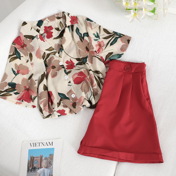 Modern női szett színes inggel és piros rövidnadrággal