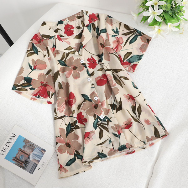 Modern női szett színes inggel és piros rövidnadrággal