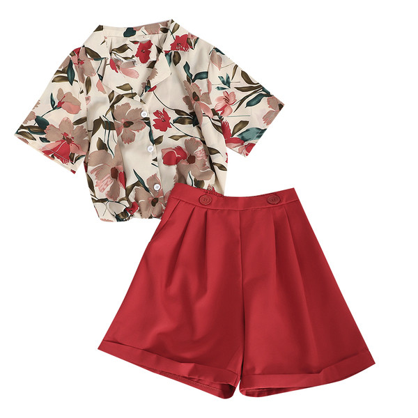 Modern női szett színes inggel és piros rövidnadrággal