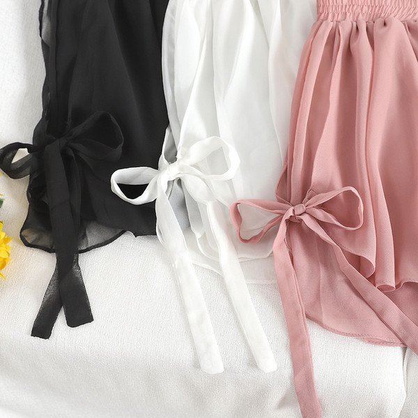 Alkalmi rövidnadrág fehér, fekete és rózsaszín szalagokkal