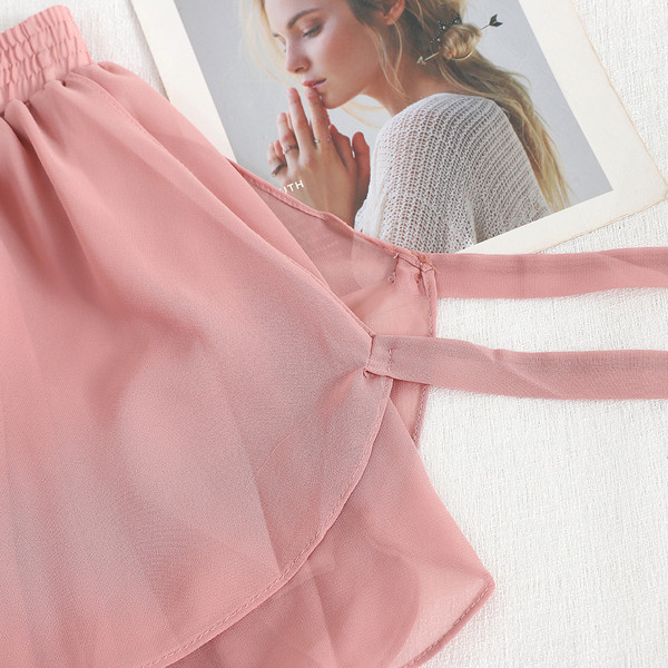 Alkalmi rövidnadrág fehér, fekete és rózsaszín szalagokkal