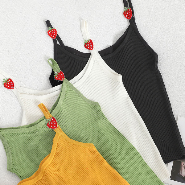 Vékony pántokkal, több színben díszített női lezser felső