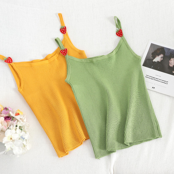 Vékony pántokkal, több színben díszített női lezser felső