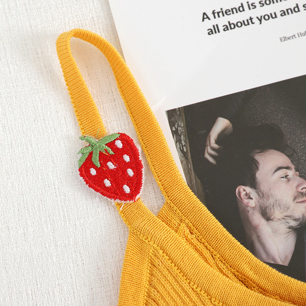 Vékony pántokkal, több színben díszített női lezser felső