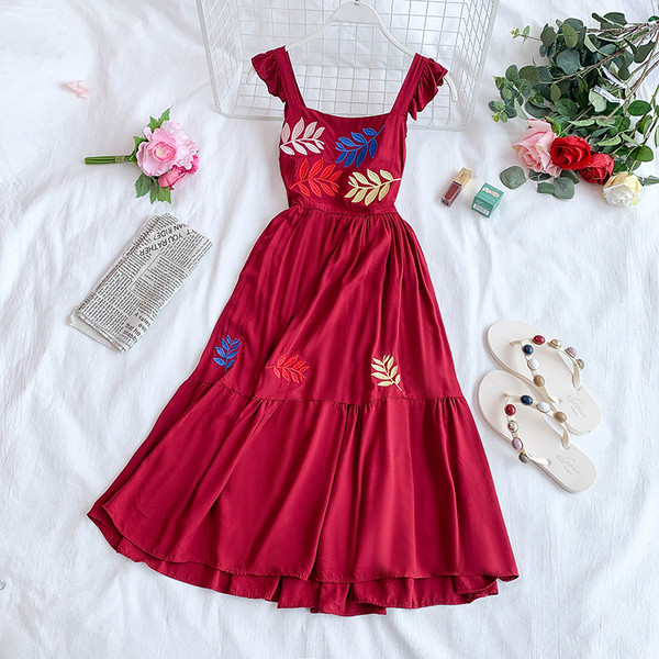 Hosszú női ruha több színben hímzéssel