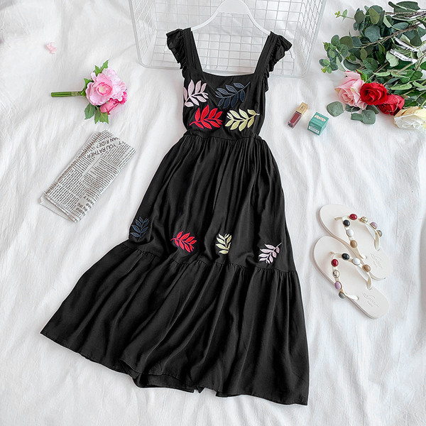 Hosszú női ruha több színben hímzéssel