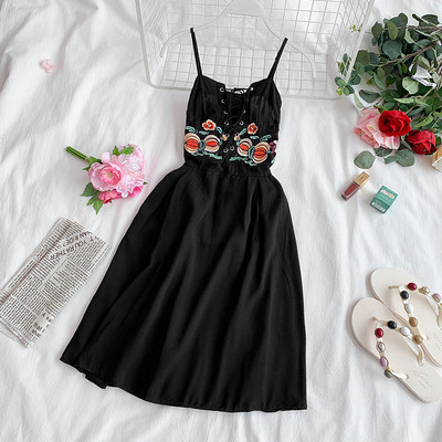 Női ruha nyakkendővel és több színben hímzéssel