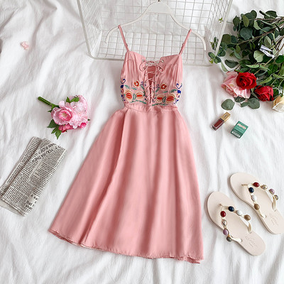 Női ruha nyakkendővel és több színben hímzéssel