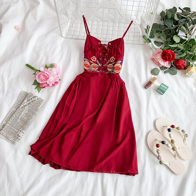 Női ruha nyakkendővel és több színben hímzéssel