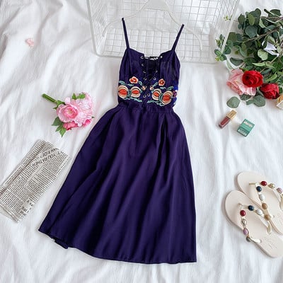 Női ruha nyakkendővel és több színben hímzéssel