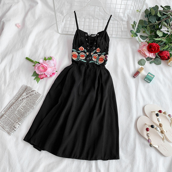 Női ruha nyakkendővel és több színben hímzéssel