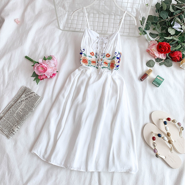 Női ruha nyakkendővel és több színben hímzéssel